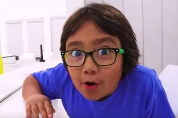 美国8岁男孩在YouTube发视频年入1.8亿，他是怎么做到的？图2